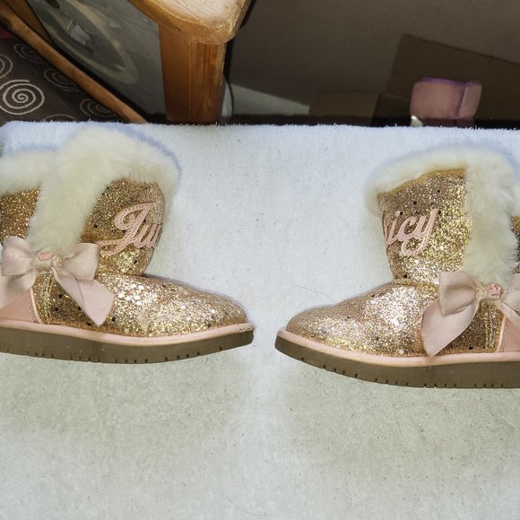 JUICY COUTURE GIRLS FURRY COMFORTABLE SNOW BOOT GOLD GLITTER SIZE 8M GUC SEE PIC - Picture 2 of 10
